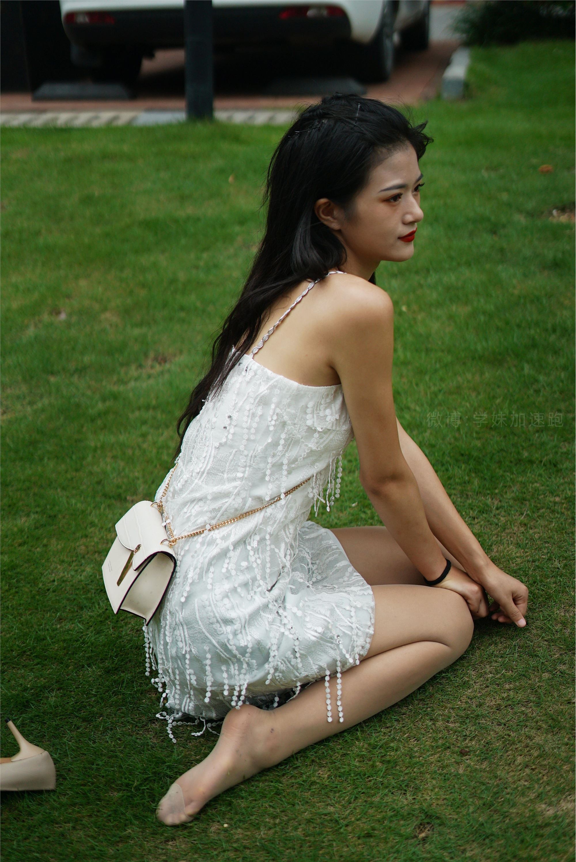 学妹加速跑 XM079《草地上的绿茶jio-鹿酱》